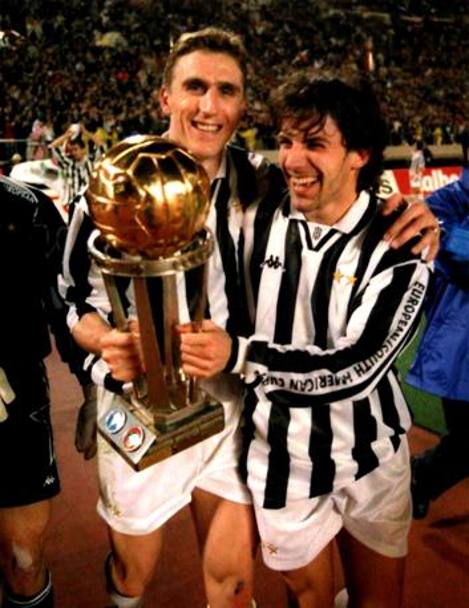 Sempre nello stesso anno, la Juventus raggiunge anche il tetto del modo. Qui, Boksic e Del Piero festeggiano l&#39;Intercontinentale a Yokhoma replicando il successo di dieci anni prima. Tra i protagonisti Boksic e un giovanissimo Del Piero. LaPresse